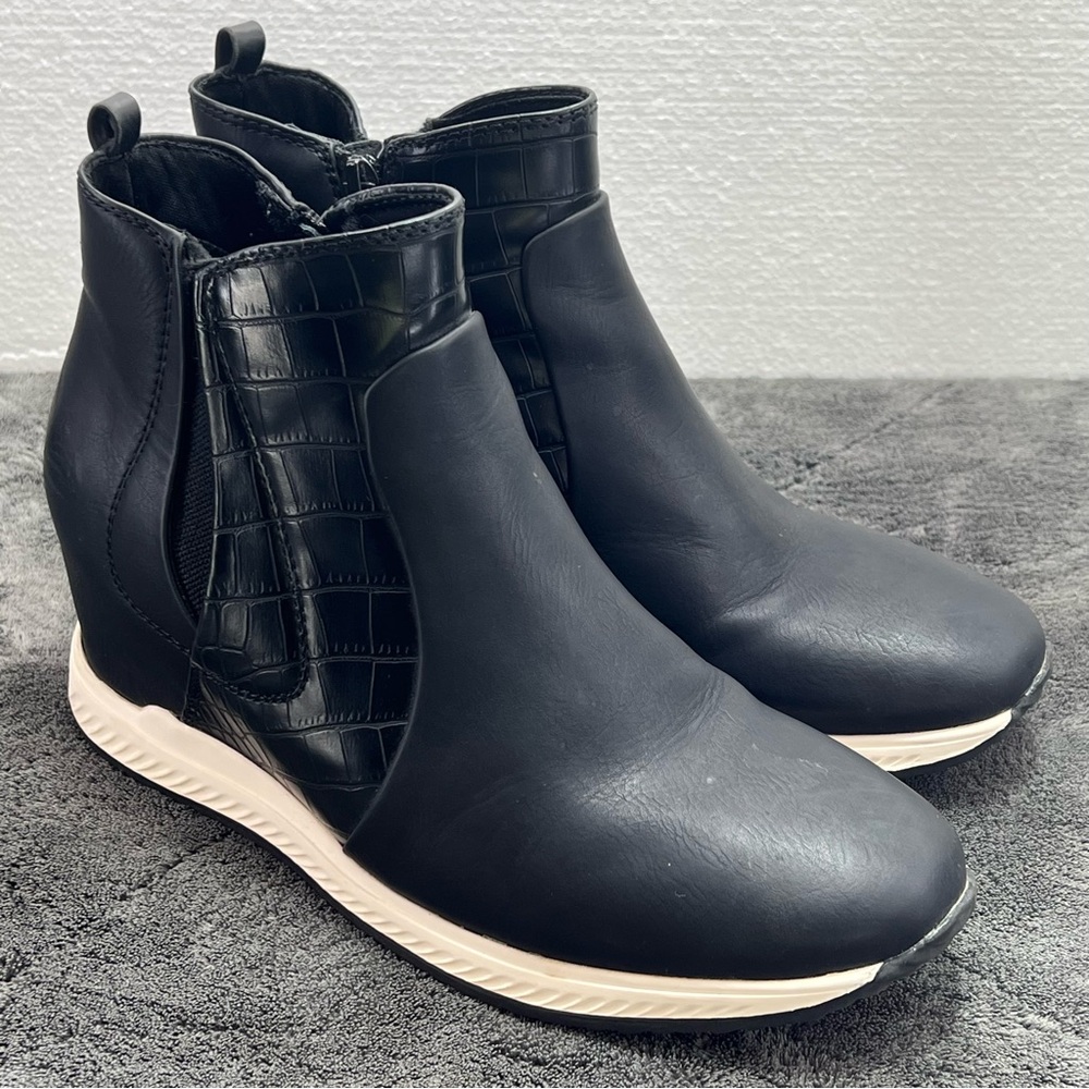 Baretraps Black Jaci Wedge Ankle Boot Side Zip Croc Embossed Women Shoe Sz 8.5 M